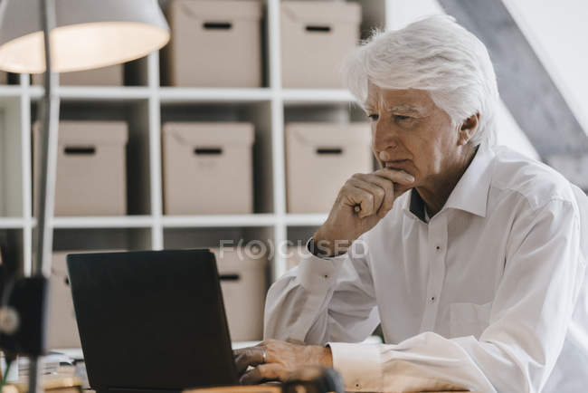 Ritratto di uomo d'affari pensoso che usa il computer portatile — Foto stock