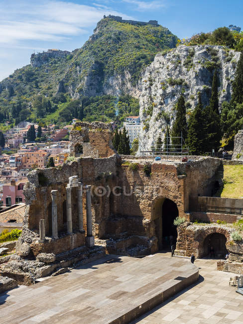 Antiguo teatro arruinado en la cima de la colina, Italia - foto de stock