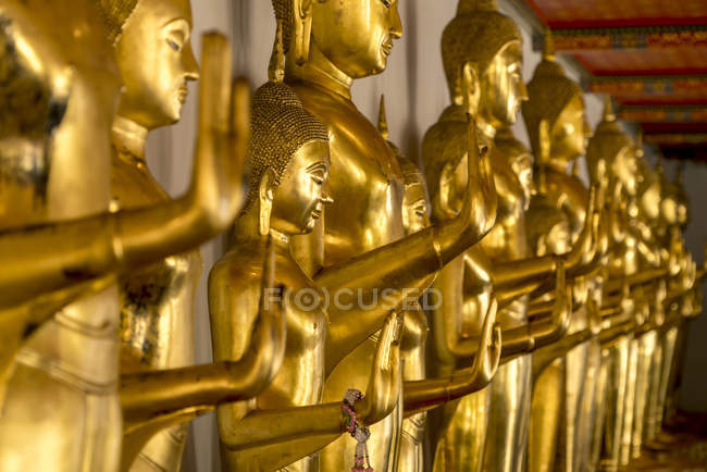 Thailandia, Bangkok, fila di statue di Buddha — Foto stock