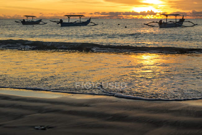 Indonesia, Bali, tramonto sull'oceano con barche — Foto stock