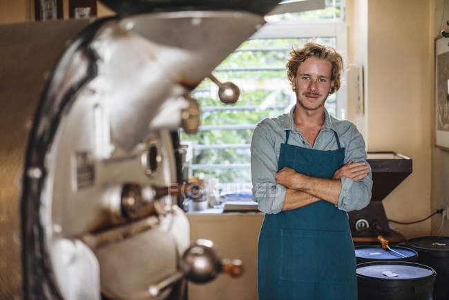 Porträt eines selbstbewussten Kaffeerösters im Laden — Stockfoto