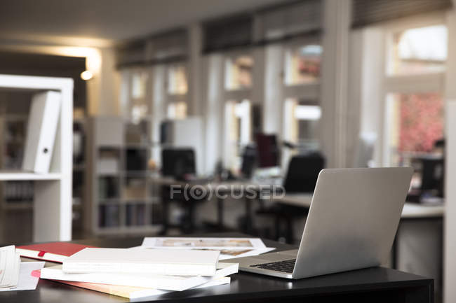 Leeres Büro mit Papieren und Laptop — Stockfoto