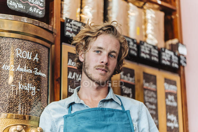 Porträt eines Kaffeerösters, der im Geschäft steht und in die Kamera blickt — Stockfoto