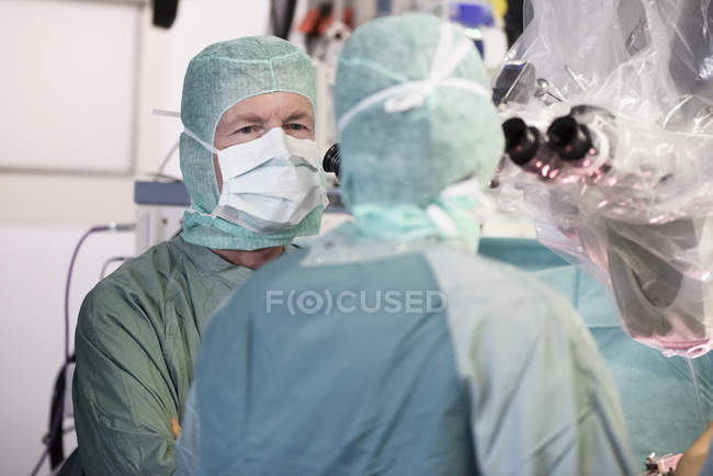 Retrato de dos neurocirujanos durante una operación - foto de stock