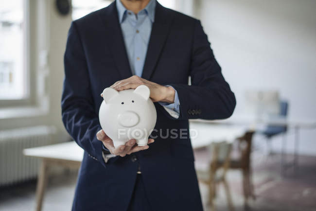 Porträt eines Geschäftsmannes mit Sparschwein — Stockfoto
