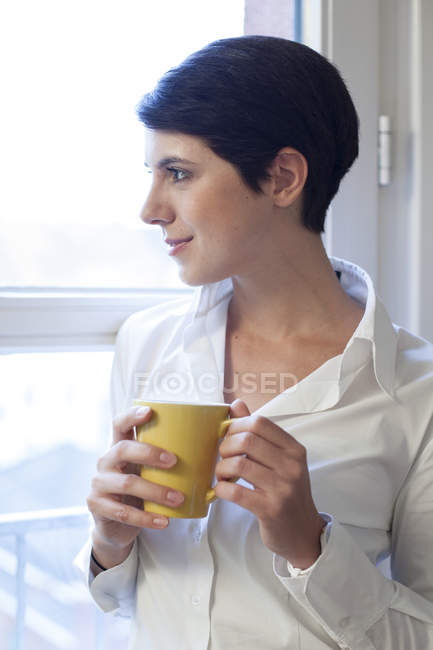 Attraente caucasico donna ufficio lavoratore con tazza di caffè — Foto stock