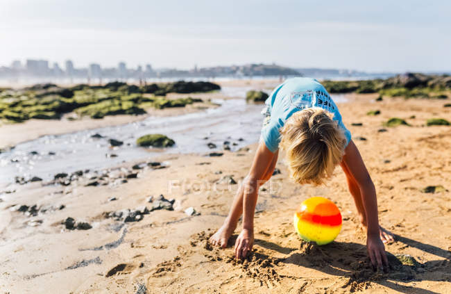 Kid playing on the beach, Gijn, Astúrias, Espanha — Fotografia de Stock