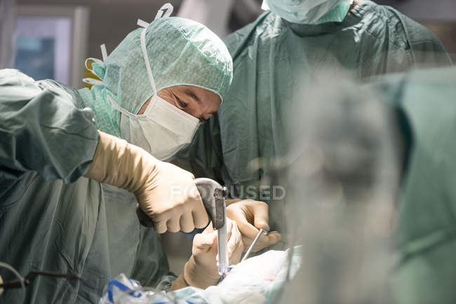 Neurosurgeons opening the cranium during an operation — Stock Photo