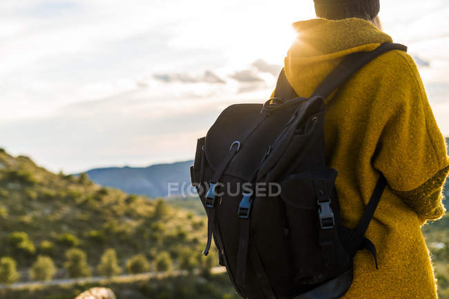 Mulher de pé com mochila na natureza — Fotografia de Stock