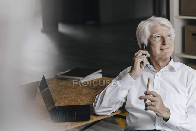 Portrait d'un homme d'affaires utilisant un smartphone au bureau — Photo de stock