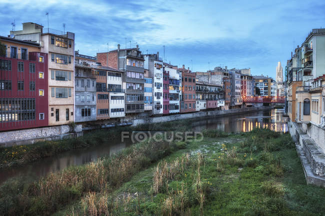 Spagna, Catalogna, Girona, case sul fiume Onyar, paesaggio urbano — Foto stock