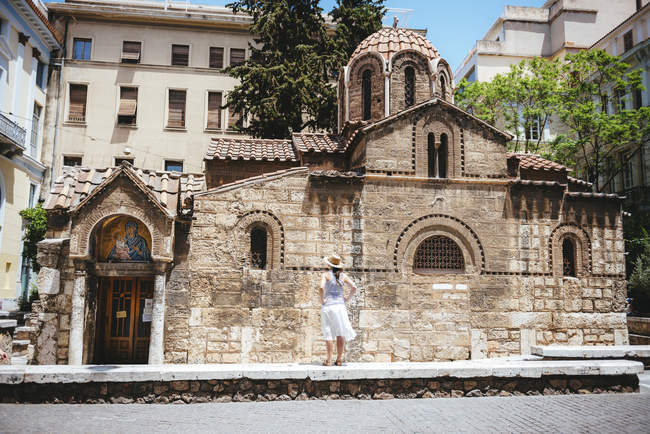 Athens, Greece. Woman enjoying the architecture of Church of Panaghia Kapnikarea — Stock Photo