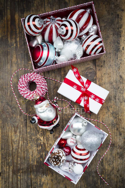 Decoración navideña en cajas con cordel - foto de stock