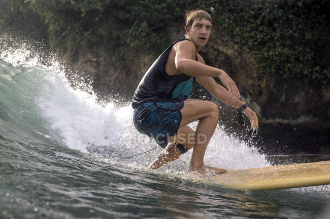 Indonésia, Java, homem confiante surfando no oceano — Fotografia de Stock