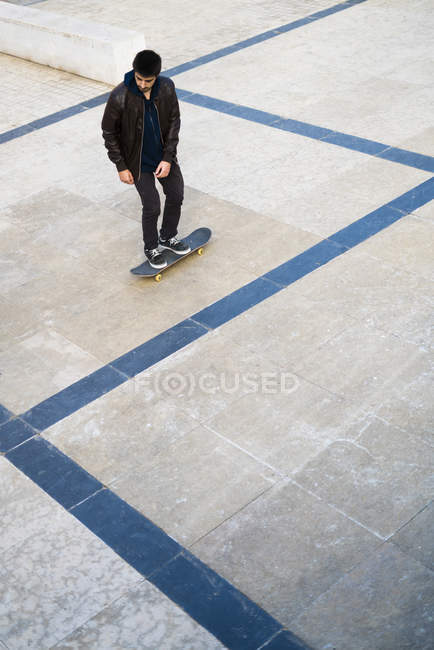 Skater garçon équitation sur skateboard dans le parc, vue aérienne — Photo de stock