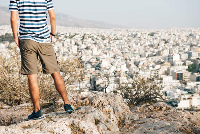 Atene, Grecia, l'uomo guarda il paesaggio urbano — Foto stock