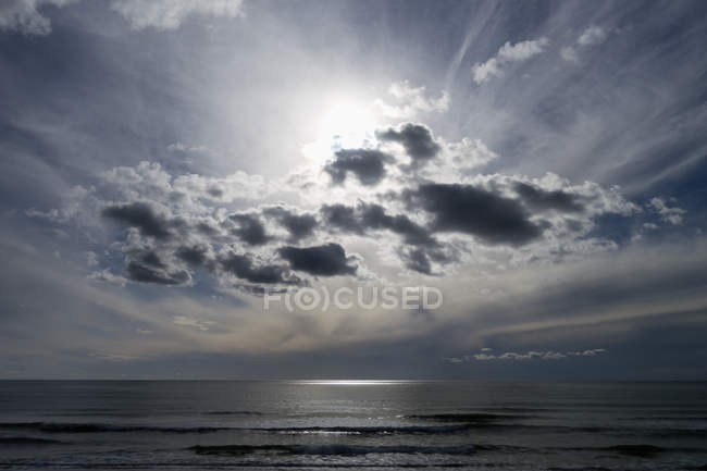 Vista panorâmica do oceano atlântico à luz do sol através das nuvens, Algarve, Portugal — Fotografia de Stock