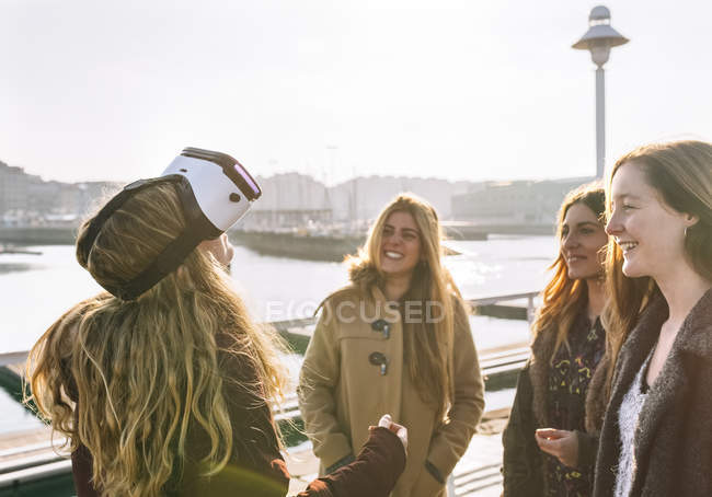 Gijn, Asturie, Spagna, giovani donne che usano occhiali VR all'aperto — Foto stock