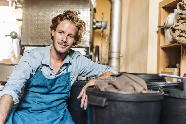 Porträt eines lächelnden Kaffeerösters im Geschäft — Stockfoto