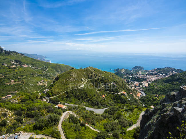 Italien, Sizilien, Castelmola, krumme Straßen in den Bergen und an der Küste — Stockfoto