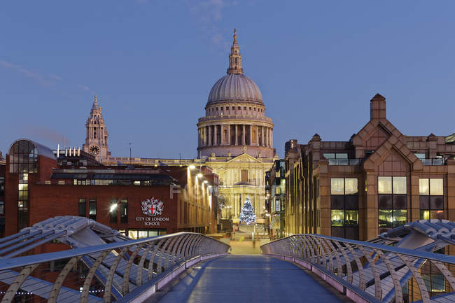 UK, London, St Paul's Cathedral and Millennium Bridge at dusk — Stock Photo