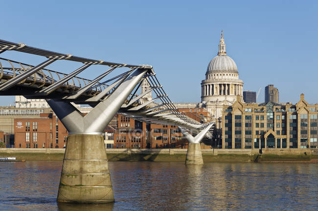 Millennium Bridge und St Paul's Cathedral, Londres, Angleterre — Photo de stock