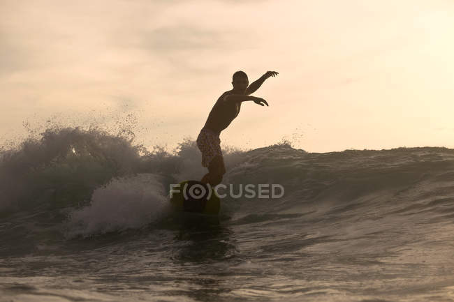 Indonésia, Bali, surfista ao pôr-do-sol — Fotografia de Stock