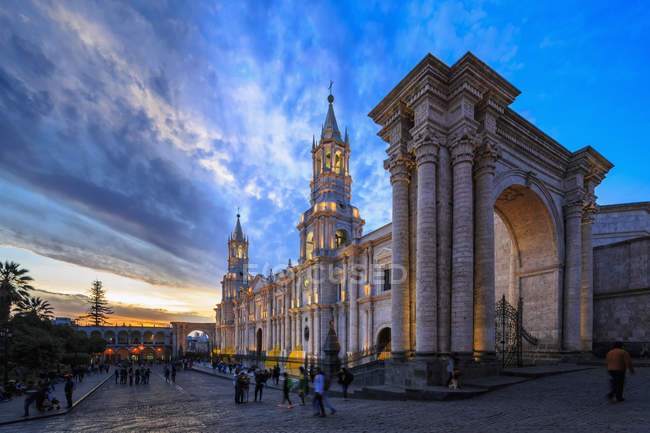 Sdamerika, Pérou, Arequipa, Plaza de Armas, Kathedrale d'Arequipa, (Catedral de Arequipa), Sonnenuntergang — Photo de stock