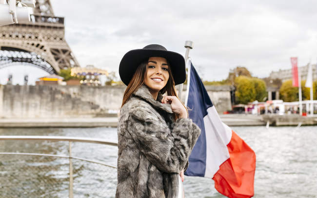 Париж, Франція, гламурний жінка приймає круїз річки Сени з Ейфелевої вежі у фоновому режимі — стокове фото