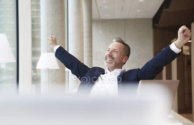 Geschäftsmann streckt sich im Amt — Stockfoto