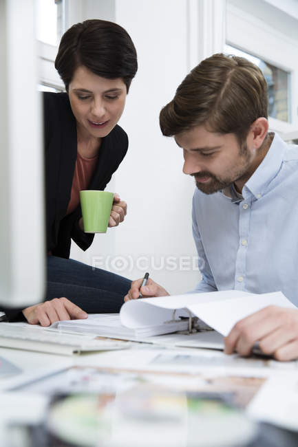 Komanda Profesionaliv Yaki Pracyuyut Razom V Suchasnomu Ofisi Vikno Okupaciya Stock Photo 173091160