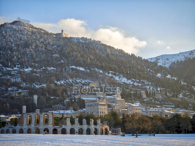 Italia, Umbria, Gubbio, Palazzo dei Consoli e Teatro Romano all'alba d'inverno — Foto stock
