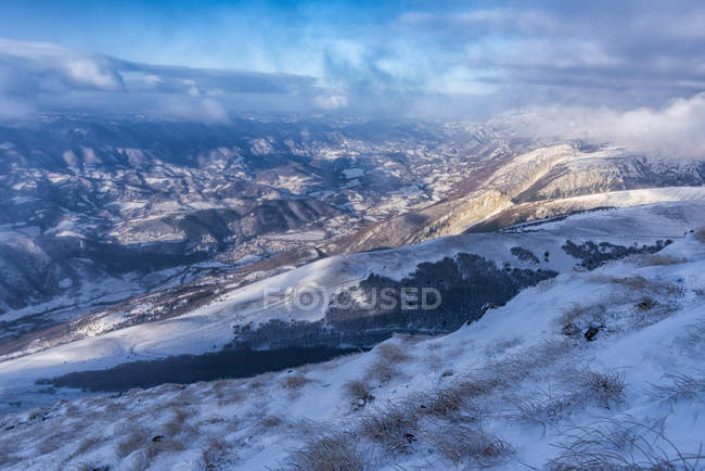 Escursioni in montagna in inverno — Foto stock