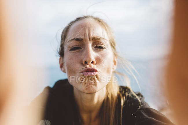 Selfie de jeune femme drôle boudant — Photo de stock