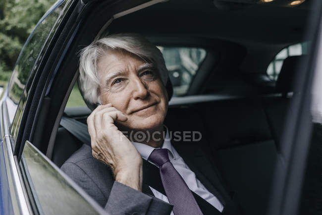 Портрет бізнесмен, переглядаючи вікна автомобіля — стокове фото