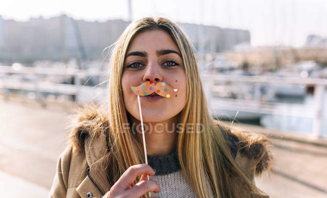 Gijn, asturien, spanien, junge frau gooft mit einem falschen schnurrbart — Stockfoto
