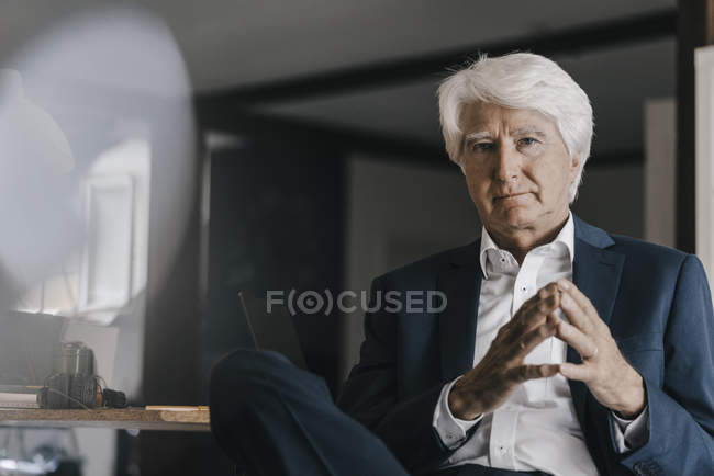 Ritratto di uomo d'affari anziano seduto in carica — Foto stock