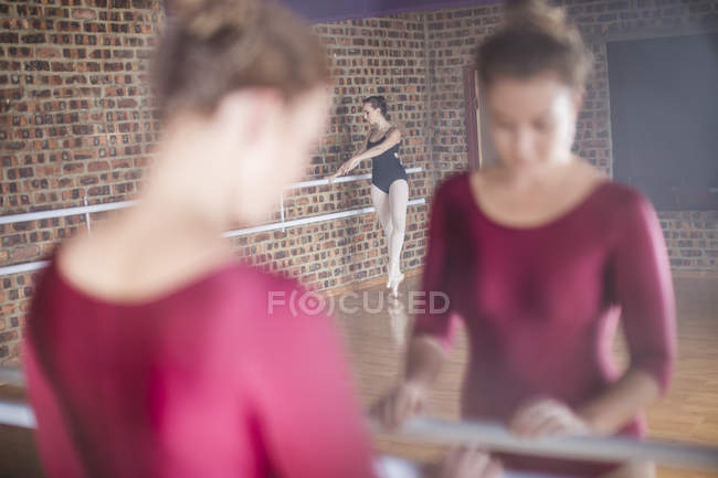 Danseurs de ballet faisant de l'exercice au studio de danse — Photo de stock