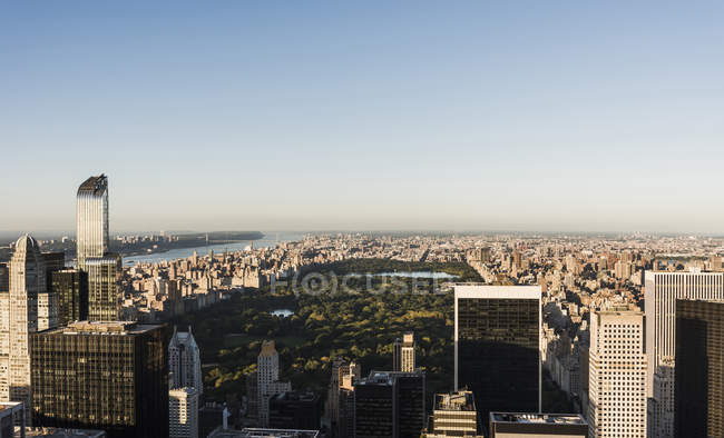 Estados Unidos, Nueva York, Vista aérea del paisaje urbano a la luz de la mañana - foto de stock