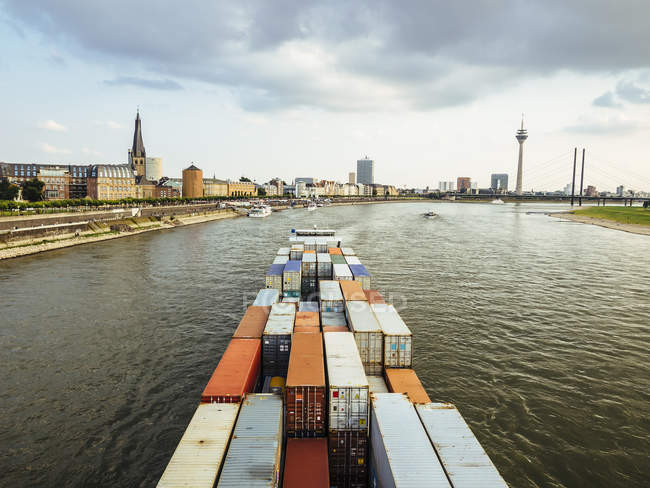 Німеччина, Дюссельдорф, Вантажне судно перевезення контейнерів в річки Рейн — стокове фото