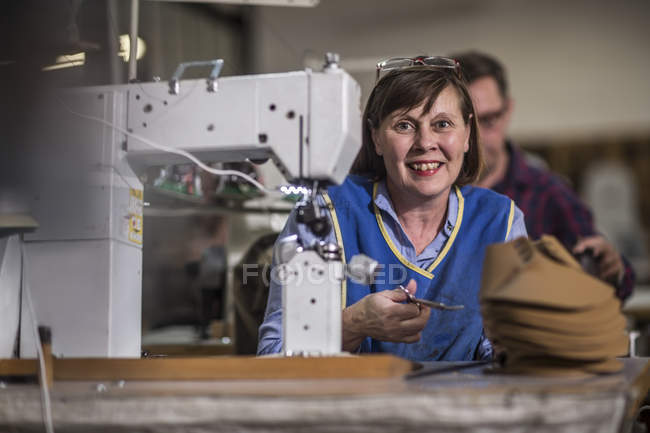 Portrait de couturière souriante dans l'atelier de cordonnier — Photo de stock