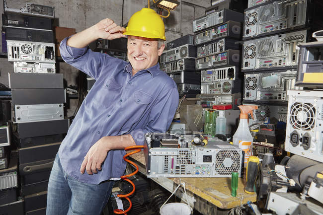 Счастливый работник завода по переработке компьютеров — стоковое фото