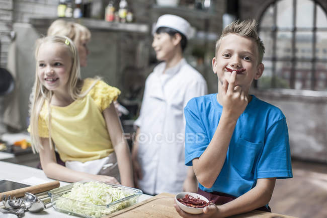 Bambini e adulti che seguono corsi di cucina — Foto stock