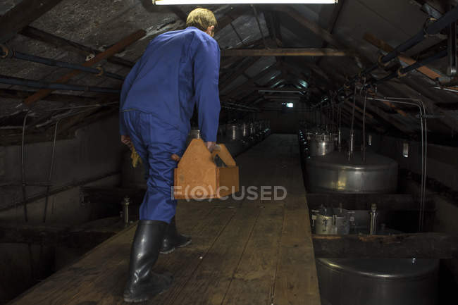 Vue arrière des chaudières de réparation des travailleurs en distillerie — Photo de stock