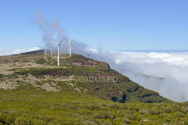 Portugal, Madère, vue de Bica da Cana aux montagnes, moulins à vent au sommet des montagnes — Photo de stock