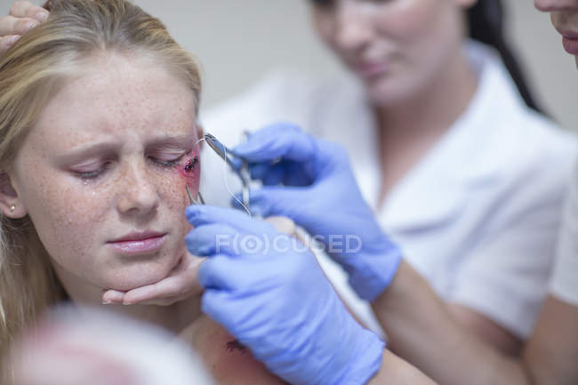 Лікаря рани на обличчі дівчаток, крупним планом лікування — стокове фото