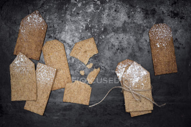 Biscotti di mandorle fatti in casa su metallo — Foto stock