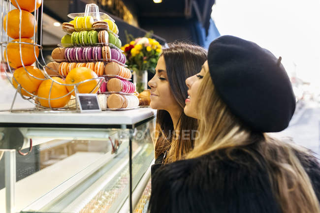 Two young women at a street market in Montmartre — Stock Photo