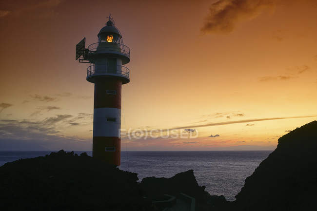 Farol de Punta Teno situado no ponto ocidental da ilha de Tenerife, Ilhas Canárias, Espanha . — Fotografia de Stock