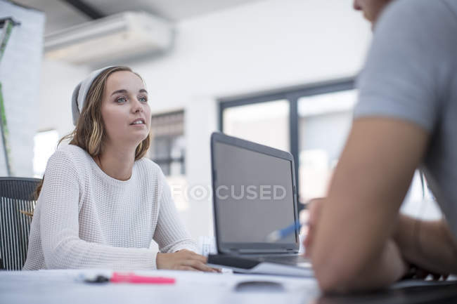 Büro sitzt mit Laptop im Büro und diskutiert Projekt — Stockfoto